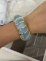 Bracciale elastico largo in resina blu marmo con bordi in metallo dorato alla moda - Bracciale Elastico Largo Motivo Marmo (Blu Oro) / Azzurro