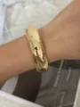 Eleganter goldener Armreif mit Hammerschlag-Textur, getragen am Handgelenk für Mode - Gehämmerte Textur Breiter Armreif (04119)