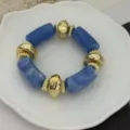 Kralenarmband in Ins-stijl met blauwe marmeren buiskralen en gouden accenten voor dames - Donkerblauw Stijl