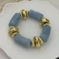 Stijlvolle kralenarmband met blauwe macaronkralen en gehamerd goud voor dames, dagelijks gebruik - Hemelsblauw
