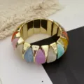 Kleurrijke macaron-steen stretch armband met brede goudkleurige metalen rand in boho-stijl - Meerkleurig