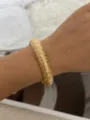 Breites goldenes elastisches Armband mit floralem Reliefmuster für Damen - Sternblumenrelief Breites Elastisches Armband (A656 Gold)
