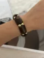 Stilvolles elastisches breites Armband mit dunkelbraunem Marmormuster und goldenen Trennern - Marmormuster Zylinder Elastisches Armband (Dunkelkaffee)
