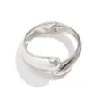 Detailweergave van zilveren metalen druppelvormige armband met een verende scharniersluiting - Zilveren Stijl 1 (322357)