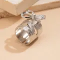 Elegante anello largo con fiocco argento, fascia testurizzata e pietra centrale brillante - Anello (650725) / Argento