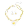 Tropisches Strandset mit Frangipani-Blüten und gelb-weißen Perlenhalsketten und Ohrringen - Halsketten- und Ohrring-Set / Gelb