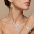 Elegante set di gioielli da sposa argentati con collana con ciondolo a goccia e bracciale - Set 5 (Stile Goccia d'Acqua a Forma di V Argentato)
