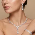 Elegante set di gioielli da sposa con ciondoli a girasole e goccia di strass - Set 9 (Stile Girasole in Strass Argentato)