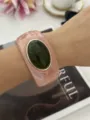 Bracciale largo in resina marmorizzata rosa stile vacanza con gemma ovale verde. - Rosa Marmorizzato Verde Scuro