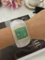 Bracciale rigido largo in resina marmorizzata bianca con pietra d'agata verde quadrata - Bianco Ghiaccio Verde