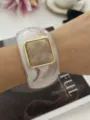 Elegante bracciale rigido largo in resina marmorizzata con un centro quadrato bordato d'oro - Cristallo di Ghiaccio Caffè