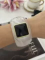 Elegante bracciale rigido largo effetto marmo con dettaglio quadrato nero e bordo dorato - Cristallo di Ghiaccio Nero