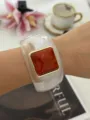 Bracciale rigido largo in acrilico stile boho con elemento centrale quadrato in resina rossa - Cristallo di Ghiaccio Rosso