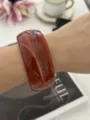 Elegante bracciale rigido largo in resina marrone ambra con una texture finta agata - Rosso Marmorizzato Largo