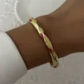 Bracciale rigido vintage in smalto dorato con motivi a rombi rossi e gialli - Stile Rombo Rosso Giallo Bordo Oro (3)