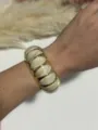 Elegante bracciale elastico in resina marmorizzata crema e beige con accenti dorati - Bianco Sporco Caffè e Latte