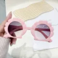 Süße rosa Kindersonnenbrille in Muschelform mit UV-Schutz und Verlaufsgläsern. - Rosa Rahmen Farbverlauf Grau