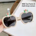 Kindersonnenbrille in Apfelform mit milchteefarbenem Rahmen und dunkelgrauen Gläsern - Milchtee Rahmen Schwarz Graue Gläser
