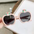 Süße rosa Kinder-Sonnenbrille in Apfelform mit niedlichen Eulen-Dekorationen und UV-Schutz - Rosa Rahmen Dunkelgraue Gläser