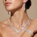Elegante set gioielli con collana, orecchini e bracciale in strass argento per matrimonio - Set 10 (Stile Tripla Nappa a Forma di V Argentato)