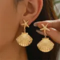 Goldene Ohrhänger im Meeresstil mit Seestern und Muschel für Damen - Gold Seestern Fächermuschel Stil (ER26Y0043)