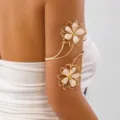 Elegante polsino regolabile in oro con due splendidi ornamenti a forma di fiore bianco - Stile Petalo Bianco 17