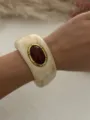 Dettaglio del bracciale vintage in resina con effetto marmorizzato e inserto in pietra rossa - Caffè e Crema (1582)