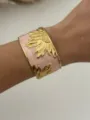 Eleganter Armreif aus rosa Emaille mit goldener Sonnenblumen-Reliefverzierung, Edelstahl - Rotgold Musterstil