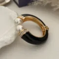 Vintage zwarte emaille manchetarmband met grote imitatieparels en strass accenten. - Zwart Goud Parel Ingelegde Stijl / Goud