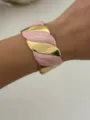 Eleganter vergoldeter Edelstahl-C-Armreif mit rosa marmorierter Emaille-Einlage für Damen. - Rotgold Spiralstil