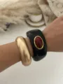 Brazalete bohemio de resina negra con piedra roja y pulsera ancha de color dorado mate - Negro y Dorado Mate Combinación