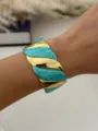 Vintage wavy gold-plated stainless steel cuff bracelet with turquoise marbled enamel finish - Blue Gold Spiral