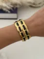 Eleganter vergoldeter Edelstahl Armreif mit Hammerschlag-Textur und schwarzem Emaille-Detail - Schwarz Gold Ziegelmuster