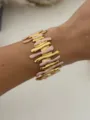 Eleganter vergoldeter Edelstahl-Armreif in C-Form mit rosa Emaille-Tropfendesign - Rotgold Unregelmäßiger Säulenstil