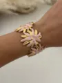 Eleganter Armreif aus Edelstahl mit rosa Seestern-Emaille und goldener Verzierung - Rotgold Sonnenblumenstil