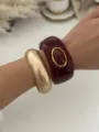 Conjunto de brazaletes anchos estilo bohemio de resina burdeos y metal dorado pulido para mujer - Vino Tinto y Dorado Mate Combinación