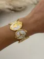 Einzigartiges goldenes Meerjungfrau-Armband aus Edelstahl mit ovaler weißer Emaille - Gold Weiß Floral