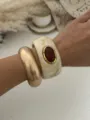 Brazalete bohemio de resina marfil con piedra roja y conjunto de pulsera dorada - Blanco Crema y Dorado Mate Combinación