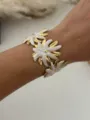Einzigartiges goldenes Edelstahl-Manschettenarmband mit weißen Emaille-Blumen-Verzierungen - Gold Weiß Sonnenblume