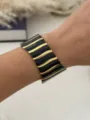 Eleganter Edelstahl-Armreif mit schwarzer Emaille und goldenem Wellenmuster. - Schwarz Gold Vertikalstreifen
