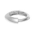 Dettaglio di un bracciale a goccia in metallo argento lucido con cerniera a molla. - Stile Argento 6 (322393)