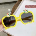 Gelbe Kinder-Sonnenbrille in Apfelform mit Eulen-Dekor und schwarz-grauen Gläsern - Gelber Rahmen Graue Linsen