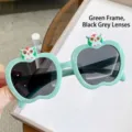 Süße grüne Kinder-Sonnenbrille in Apfelform mit Eulendekor und grauen Gläsern für Kinder - Grüner Rahmen Graue Linsen