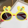 Gele kinderzonnebril met schattige konijnenoren wortelaccenten en donkere glazen voor kids - Geel Frame Grijze Lenzen