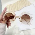 Adorables gafas de sol para niños con forma de concha y monturas marrón claro - Montura Té Transparente Lentes Té Degradado