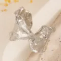 Primer plano detallado de un brazalete plateado con una textura arrugada irregular. - Brazalete Abierto Plisado Irregular Extragrande (852439) / Plateado