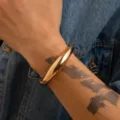 Dettaglio di un bracciale a scatto dorato irregolare da uomo in stile hip-hop - Stile Sovrapposto Irregolare (8102389) / Oro