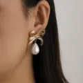 Elegante goldfarbene Schleifen-Ohrhänger mit einer weißen tropfenförmigen Kunstperle - Ohrstecker (653276) / Gold