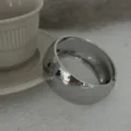 Detailansicht eines silbernen, gehämmerte Armreifs mit aufklappbarem Verschluss. - Gehämmerter Texturstil (8102367) / Silber