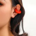 Elegante polsino per orecchio a strisce rosso acceso senza piercing con design a clip - Rosso
